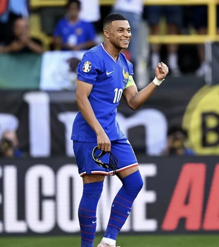 九游官网-法国队主力后卫回归国际比赛，助球队取得大胜的简单介绍  第1张